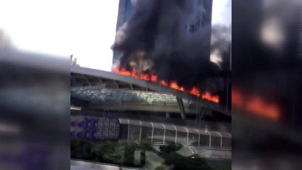 Zincirlikuyu'da plazada korkutan yangın! Dumanlar gökyüzünü kapladı - Resim: 0