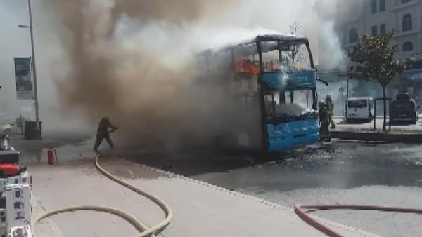 Esenyurt'ta çift katlı özel halk otobüsü yandı - Resim: 0