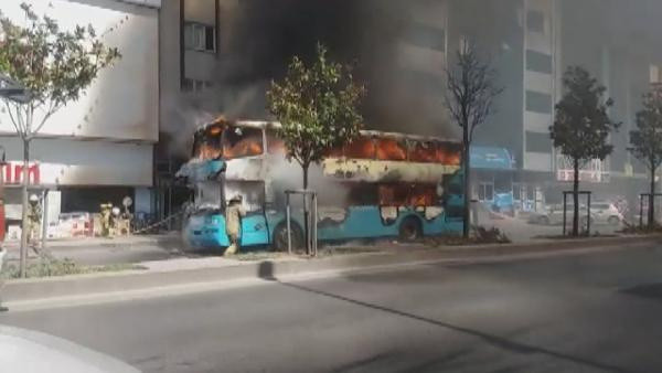 Esenyurt'ta çift katlı özel halk otobüsü yandı - Resim: 1