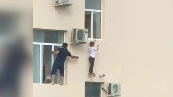 Evin camından sarkan çocuk tam düşmek üzereyken - Resim: 0