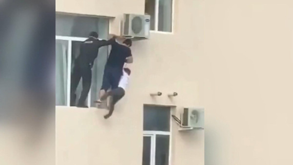 Evin camından sarkan çocuk tam düşmek üzereyken - Resim: 2