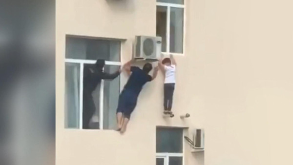 Evin camından sarkan çocuk tam düşmek üzereyken - Resim: 1