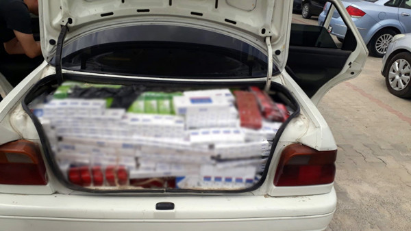 Adana'da şüphelendiği aracı durduran polis binlerce kaçak sigara yakaladı - Resim: 0