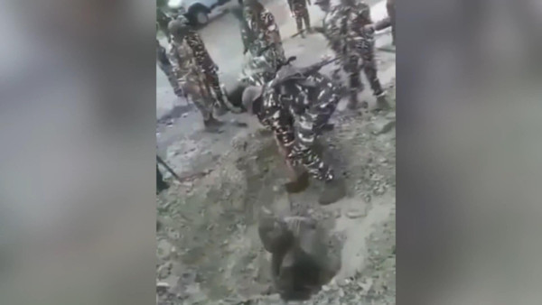 Hindistan'da heyelan oluştu bir kişi toprak altında kaldı! Bakın nasıl kurtarıldı - Resim: 0