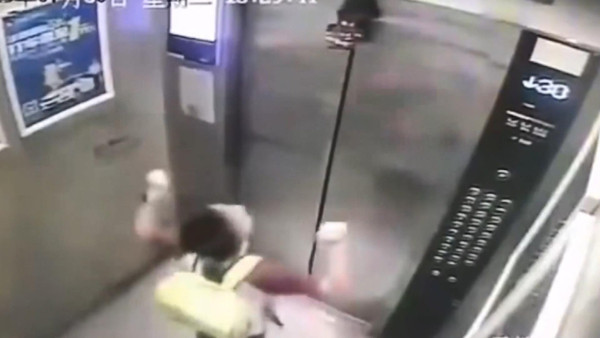 Otomatik kapının sensörüyle oynadı 30'uncu katta mahsur kaldı - Resim: 1