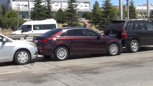 Kırıkkale'de karayolu'nda zincirleme kaza! 3 yaralı - Resim: 0