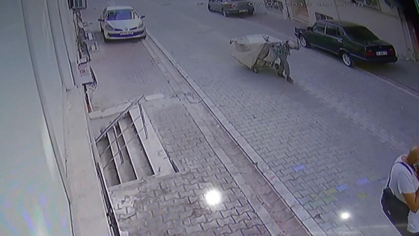 Esenyurt'ta ışık hızında soygun! Saniyeler içinde çaldı - Resim: 0