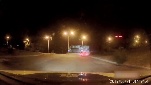 Ukrayna'da polis tarafından durdurulan araç gaza bastı polis sürüklendi işte o görüntüler - Resim: 1