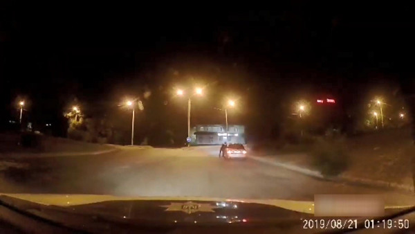 Ukrayna'da polis tarafından durdurulan araç gaza bastı polis sürüklendi işte o görüntüler - Resim: 0