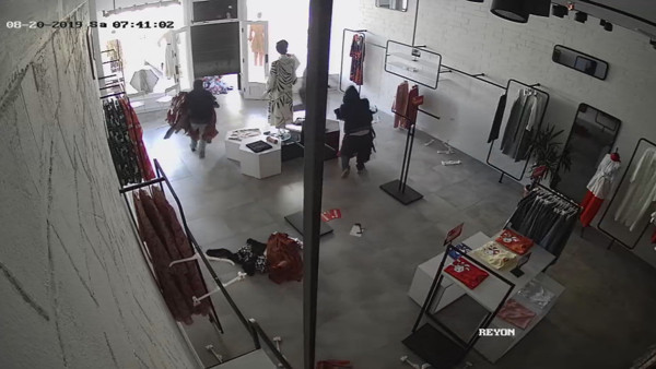 İstanbul'da hırsızlar giyim mağazasını yağmaladılar - Resim: 0