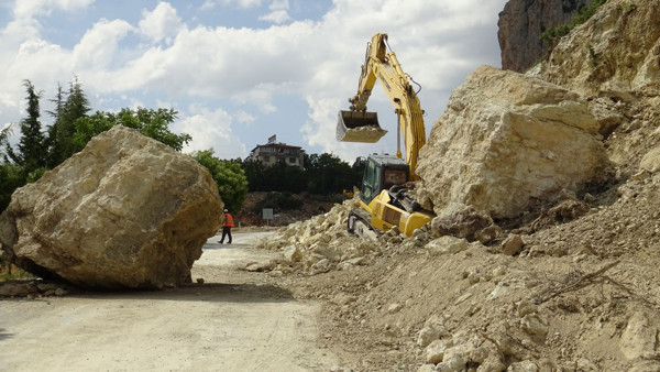 Karaman'da 30 tonluk kaya iş makinesinin üzerine düştü - Resim: 0