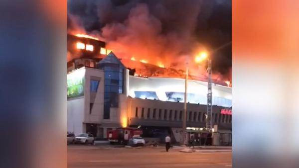 Rusya’da dev AVM'de cayır cayır yandı - Resim: 0