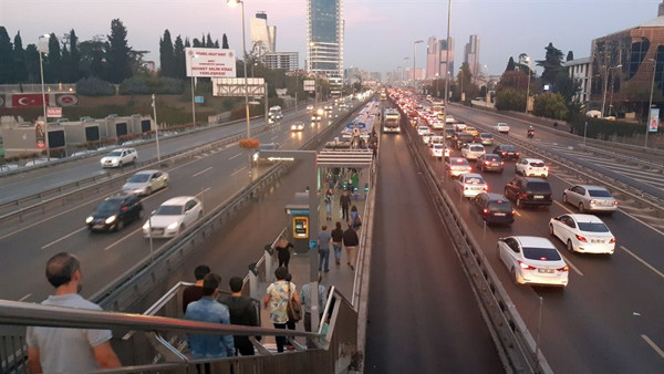 Depremin ardından İstanbul trafiğinde son durum - Resim: 0