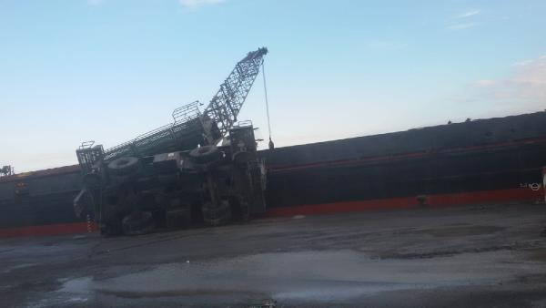 Bartın limanında yükleme yapan vinç devrildi! Operatör yaralı - Resim: 0