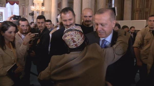 Afrikalı katılımcı Cumhurbaşkanı Erdoğan’a ‘Reis’ diye seslenerek sarıldı - Resim: 1