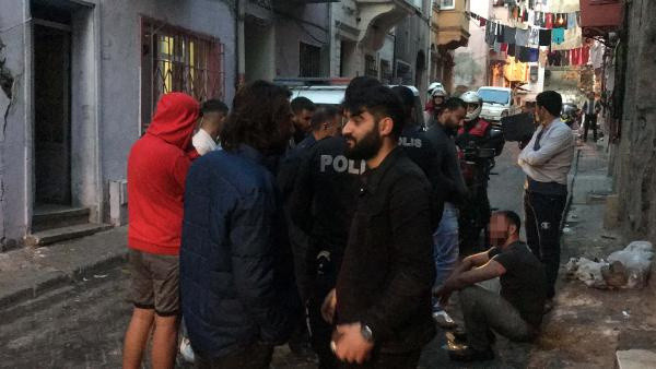 Beyoğlu'nda küçük çocukları taciz iddiası! Mahalleli öldüresiye dövdü - Resim: 0