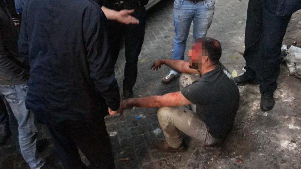 Beyoğlu'nda küçük çocukları taciz iddiası! Mahalleli öldüresiye dövdü - Resim: 1