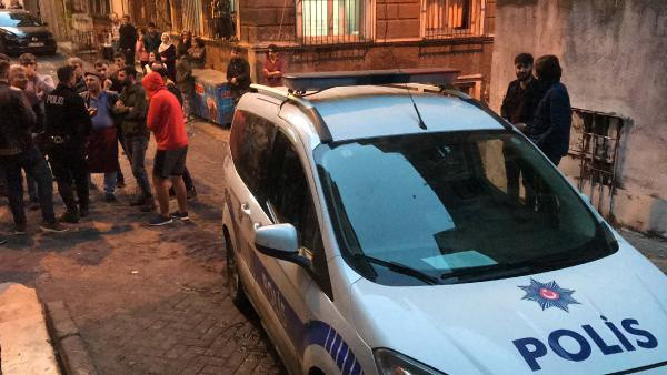 Beyoğlu'nda küçük çocukları taciz iddiası! Mahalleli öldüresiye dövdü - Resim: 2