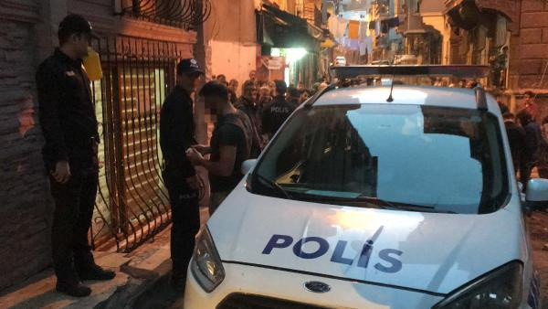 Beyoğlu'nda küçük çocukları taciz iddiası! Mahalleli öldüresiye dövdü - Resim: 3