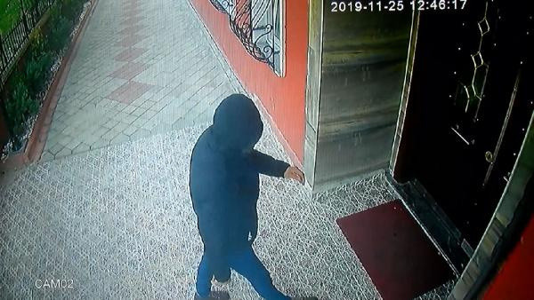 Zile basıp binaya girdi 30 bin liralık altın çaldı - Resim: 0