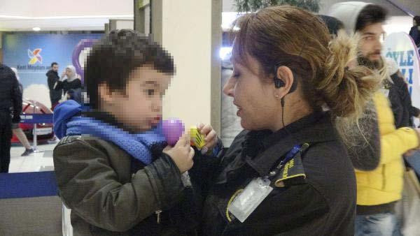 AVM'de çocuğunu terk etti! Ben de yuvada büyüdüm diye not bıraktı - Resim: 0