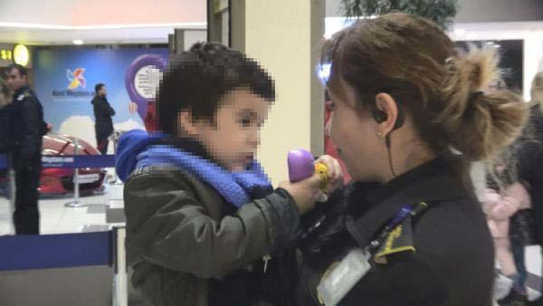 AVM'de çocuğunu terk etti! Ben de yuvada büyüdüm diye not bıraktı - Resim: 3