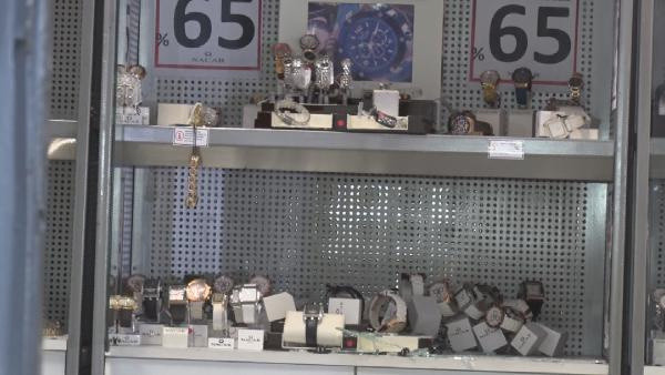 Küçükçekmece'de film gibi soygun: 100 bin liralık saat çaldılar - Resim: 0