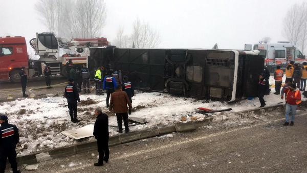 Isparta'da yolcu otobüsü devrildi! Çok sayıda yaralı var - Resim: 1