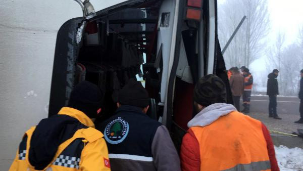 Isparta'da yolcu otobüsü devrildi! Çok sayıda yaralı var - Resim: 2