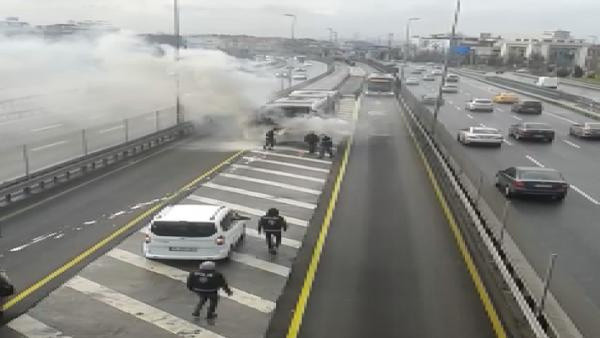 Metrobüsün motor kısmı yandı herkes panik oldu - Resim: 1