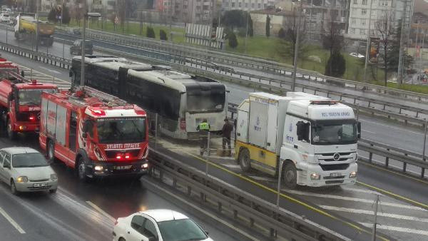 Metrobüsün motor kısmı yandı herkes panik oldu - Resim: 0