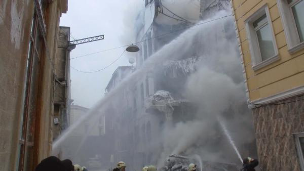 Fatih Kumkapı'da ahşap bir binada yangın çıktı çok sayıda itfaiye sevk edildi - Resim: 0