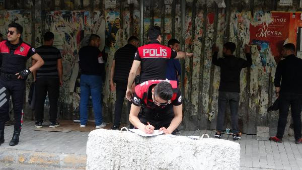 Beyoğlu'nda pes dedirten olay! Yasağı delen 13 kişiden birinde maske vardı - Resim: 0