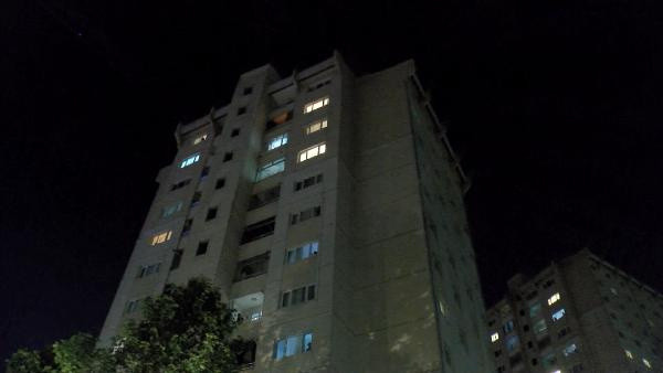 Kocasını bıçakladı, ardından çocuklarını balkondan atmak istedi - Resim: 0