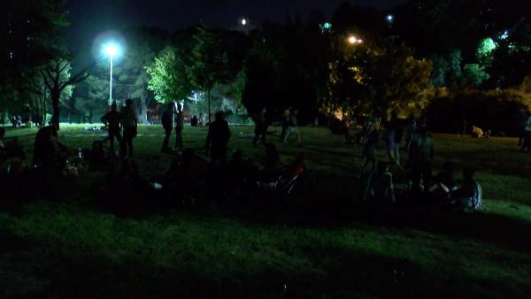 Maçka Parkı'nda koronavirüse aldırmadan müzik eşliğinde halay çektiler - Resim: 2