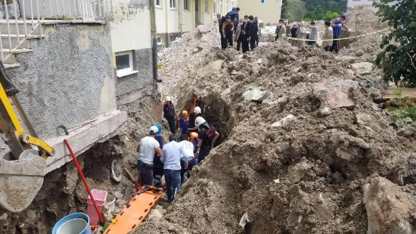 Drenaj kazısında göçük; 2 işçi toprak altında kaldı - Resim: 0