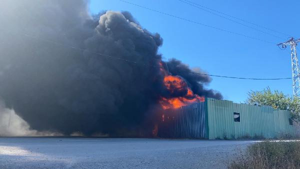 Maltepe'de araç parçalarının olduğu depoda yangın - Resim: 0