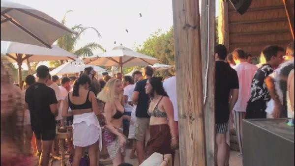 Çeşme'de sahilde maskesiz ve mesafesiz eğlence - Resim: 0