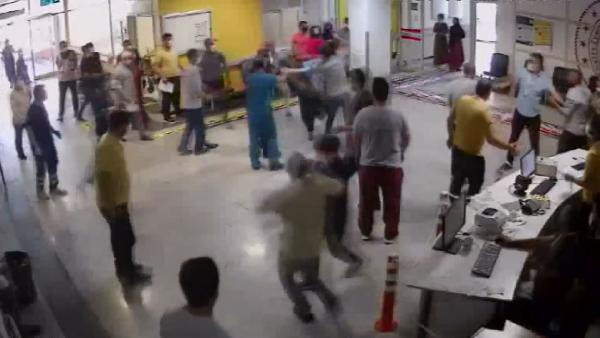 Siverek'te yaralı yakınları acil serviste görevlilere saldırdı: 5 yaralı - Resim: 0