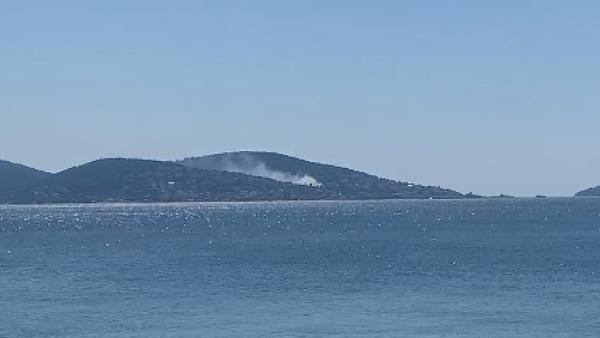 Büyükada'da 3 katlı binanın çatısında yangın - Resim: 0