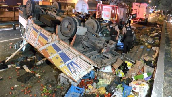 Pendik'te otomobille çarpışan kamyon takla attı: 1'i ağır 5 yaralı - Resim: 0