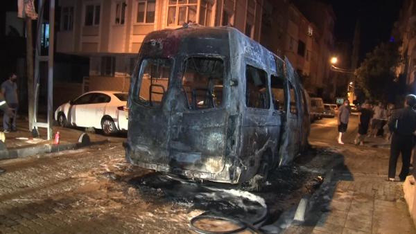 Küçükçekmecece'de servis minibüsü alev alev yandı! 3 kişi son anda kurtuldu - Resim: 0