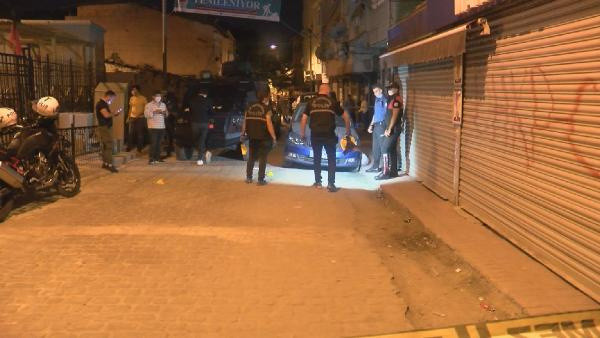 Beyoğlu'nda parkta oturanlara silahlı saldırı! Yaralılar var - Resim: 0