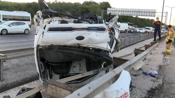 Feci kaza! TEM'de kamyonet takla attı: 1'i ağır 3 yaralı var - Resim: 1