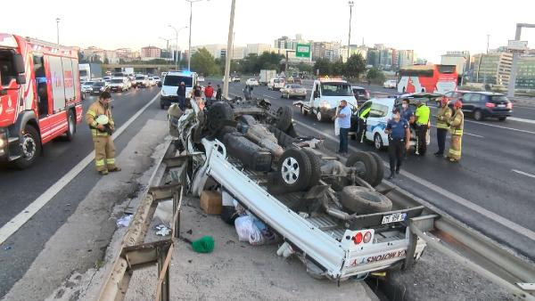 Feci kaza! TEM'de kamyonet takla attı: 1'i ağır 3 yaralı var - Resim: 0