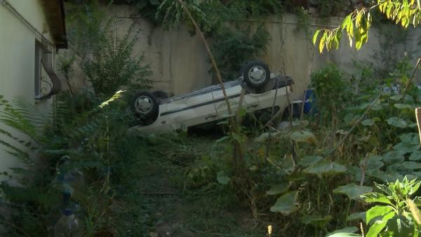 Sarıyer'de akıllara durgunluk veren kaza! Otomobil evin bahçesine düştü - Resim: 0