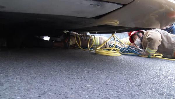 Fatih'te garip olay! Otobüsün altına mahsur kaldı ekipler kurtardı - Resim: 0