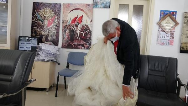 Çorum'da muhtar kolları sıvadı! Gelinlik alamayanlar için yaptığı uygulama herkesi şaşırttı - Resim: 0