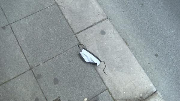 Yerlere atılan maskeler tehlike saçıyor! Uzmanından "Bulaş riskini tetikliyor" uyarısı - Resim: 0