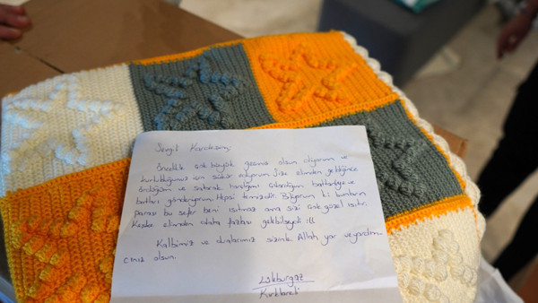 İzmir depremi için toplandı! Kırklareli'nde yardım kolisinden çıkan not ağlattı - Resim: 0